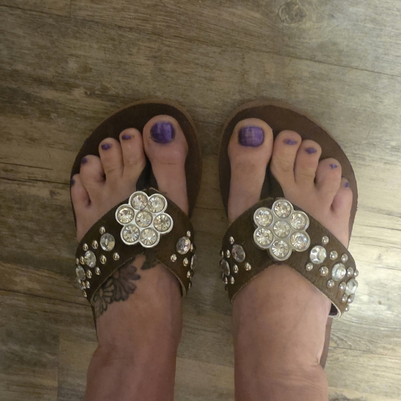 Hide N Sole Shoes - Stylish Brown Sandals with Embellishments